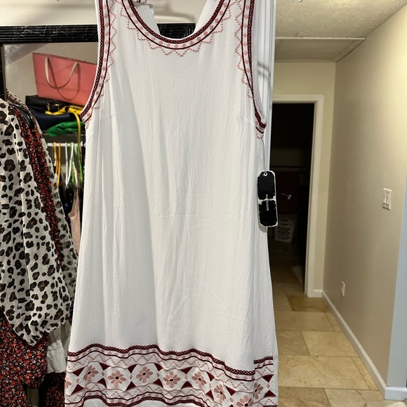 White embroidered shift dress. - Picture 5 of 6